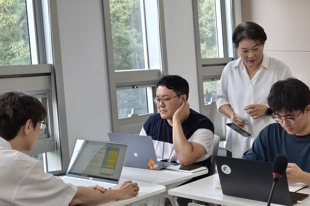 ▲참가자들이 토론을 통해 구체적인 수업계획을 작성하고 있는 현장모습 (경기도경제과학진흥원)