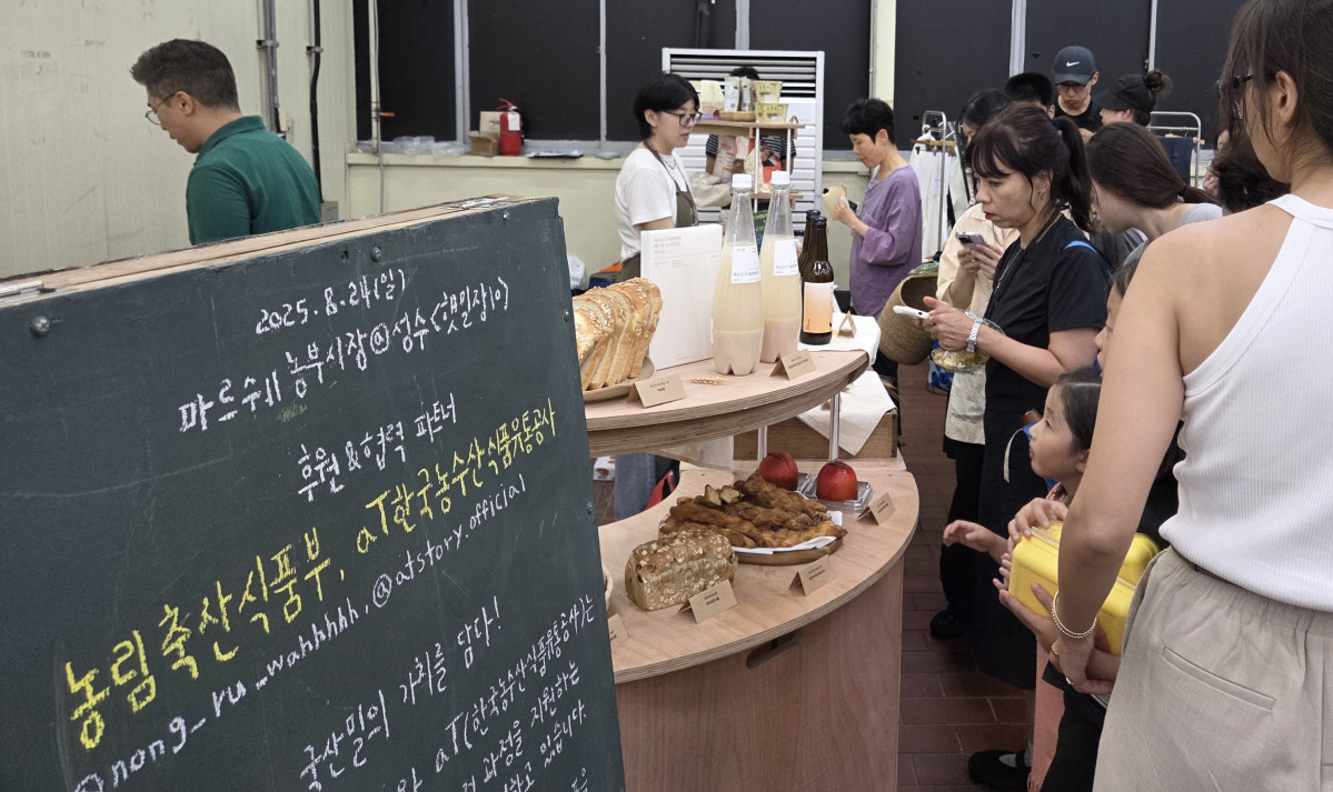 ▲농림축산식품부와 한국농수산식품유통공사(aT)가 24일 서울 성수동 에스팩토리에서 개최한 ‘햇밀장’에 참석한 방문객들이 국산 밀을 활용한 다양한 제품을 둘러보고 있다. (사진제공=한국농수산식품유통공사)