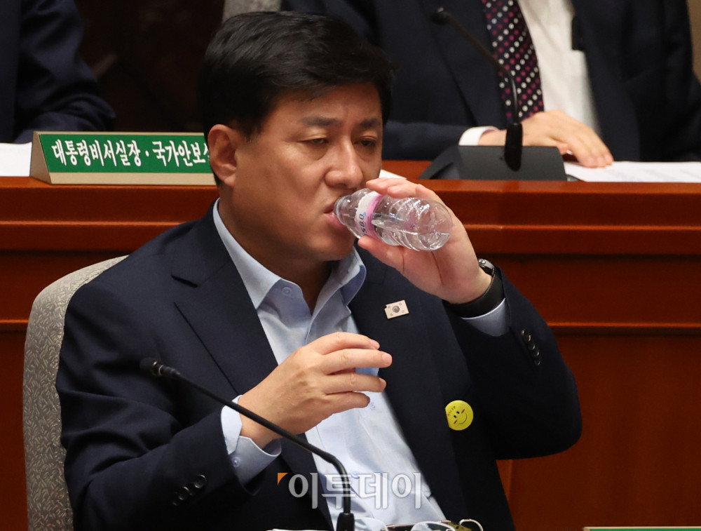 ▲김성환 환경부 장관이 25일 서울 여의도 국회에서 열린 예산결산특별위원회 전체회의에서 물을 마시고 있다. 고이란 기자 photoeran@