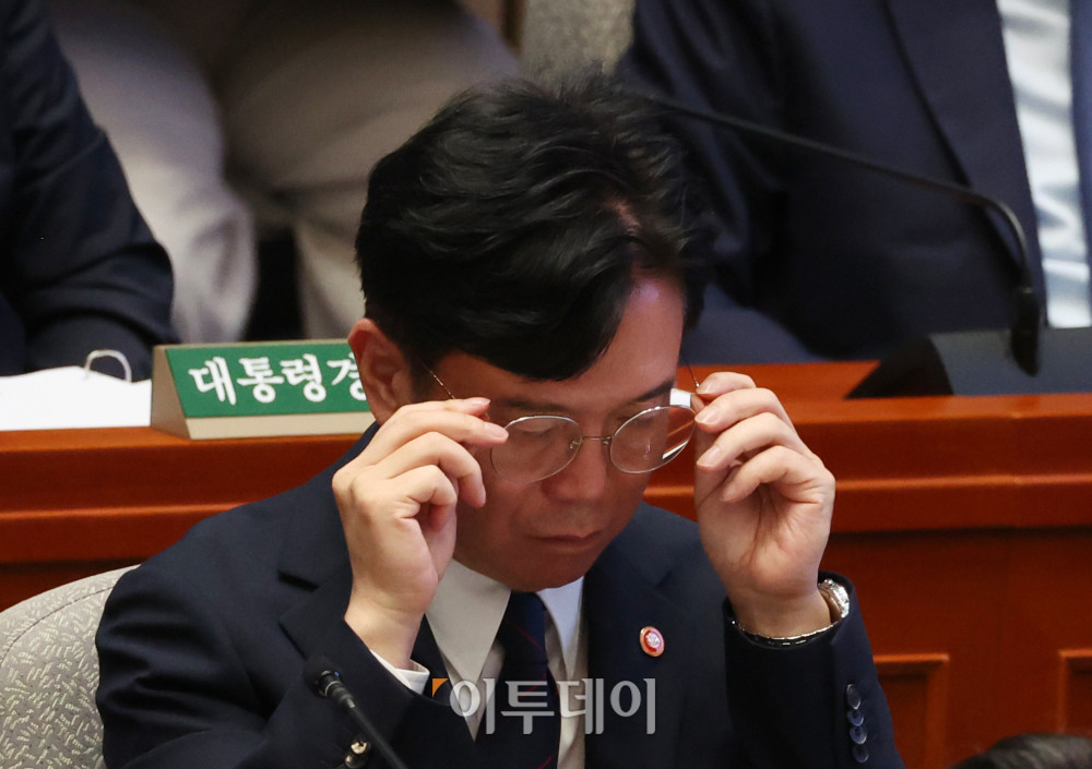 ▲김영환 고용노동부 장관이 25일 서울 여의도 국회에서 열린 예산결산특별위원회 전체회의에 참석하고 있다. 고이란 기자 photoeran@