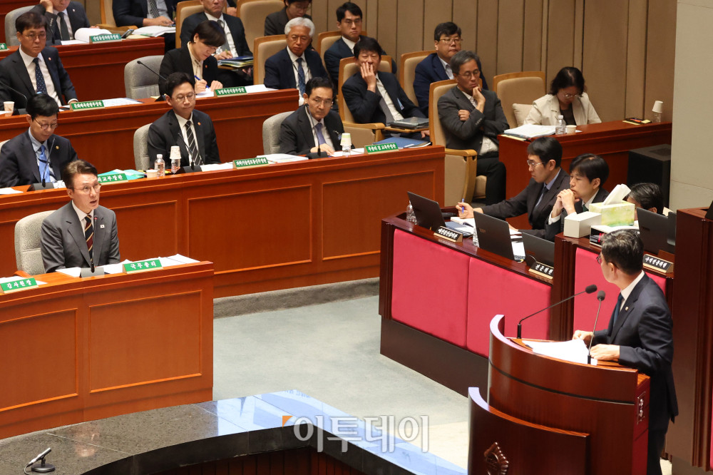 ▲김민석 국무총리가 25일 서울 여의도 국회에서 열린 예산결산특별위원회 전체회의에서 의원 질의에 답하고 있다. 고이란 기자 photoeran@