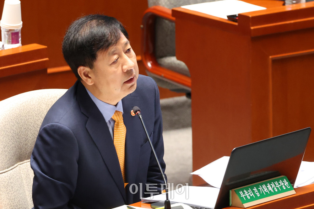 ▲구윤철 경제부총리 겸 기획재정부 장관이 25일 서울 여의도 국회에서 열린 예산결산특별위원회 전체회의에서 의원 질의에 답하고 있다. 고이란 기자 photoeran@