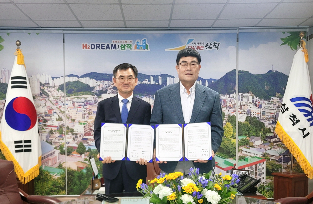 ▲25일 삼척시 시장실에서 진행된 ‘수소⋅CCUS 산업 육성 및 기업 지원 확대를 위한 업무협약식’에서 안성일 KTC 원장(왼쪽)과 박상수 삼척시장(오른쪽)이 기념촬영을 하고 있다. (사진제공=한국기계전기전자시험연구원)
