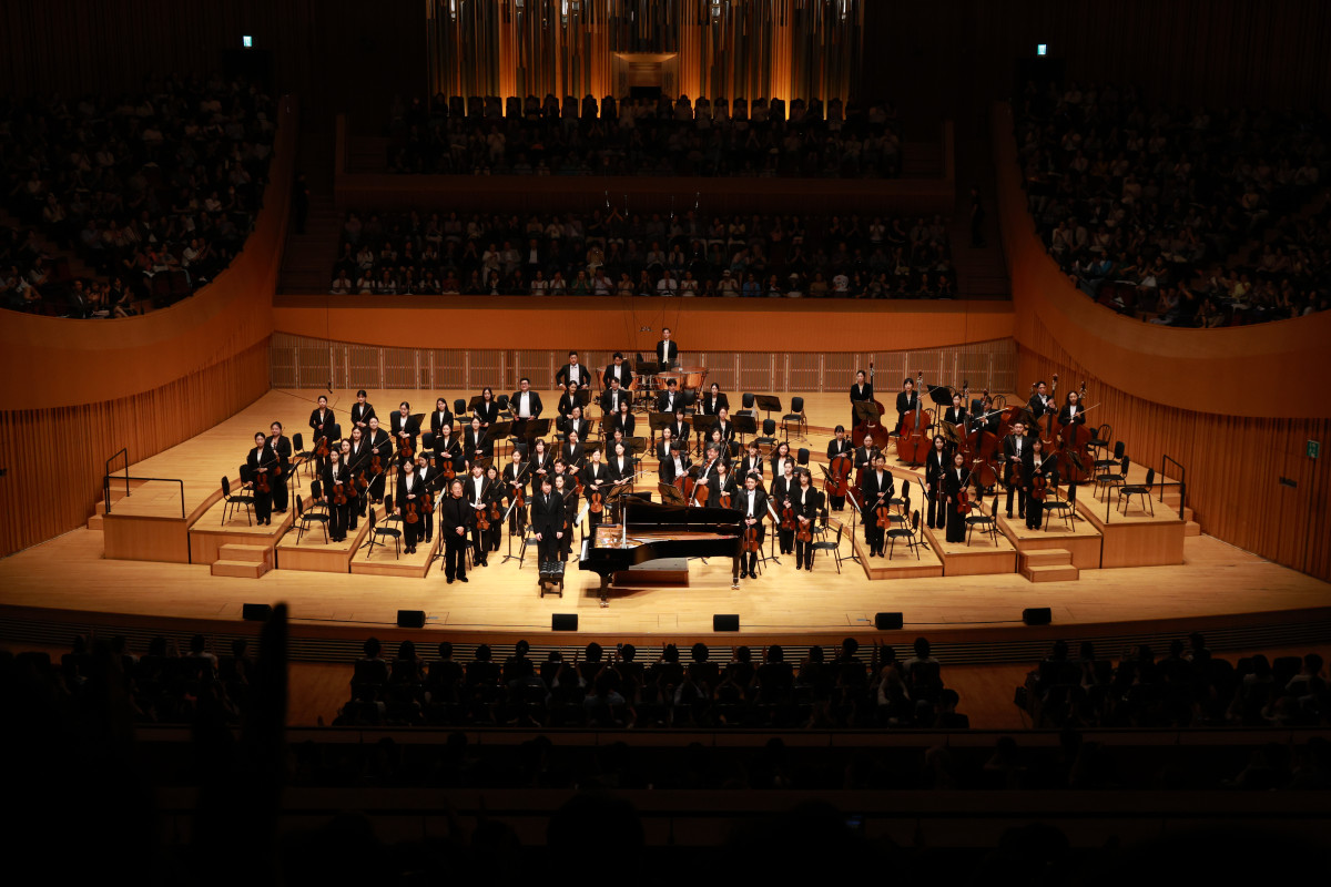 ▲세계적인 마에스트로 정명훈과 박재홍 피아니스트, KBS교향악단이 이달 20일 서울 송파구 롯데콘서트홀에서 열린 '2025 교보 노블리에 콘서트'에서 관객들에게 인사하고 있다. (교보생명 제공)