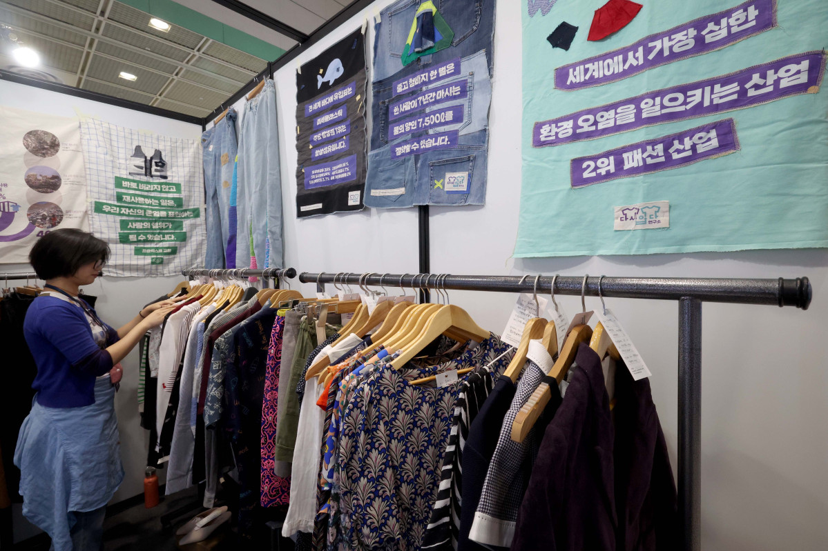 ▲25일 서울 강남구 코엑스에서 열린 ‘사회적 가치 페스타’에서 참관객들이 행사장을 둘러보고 있다. 신태현 기자 holjjak@