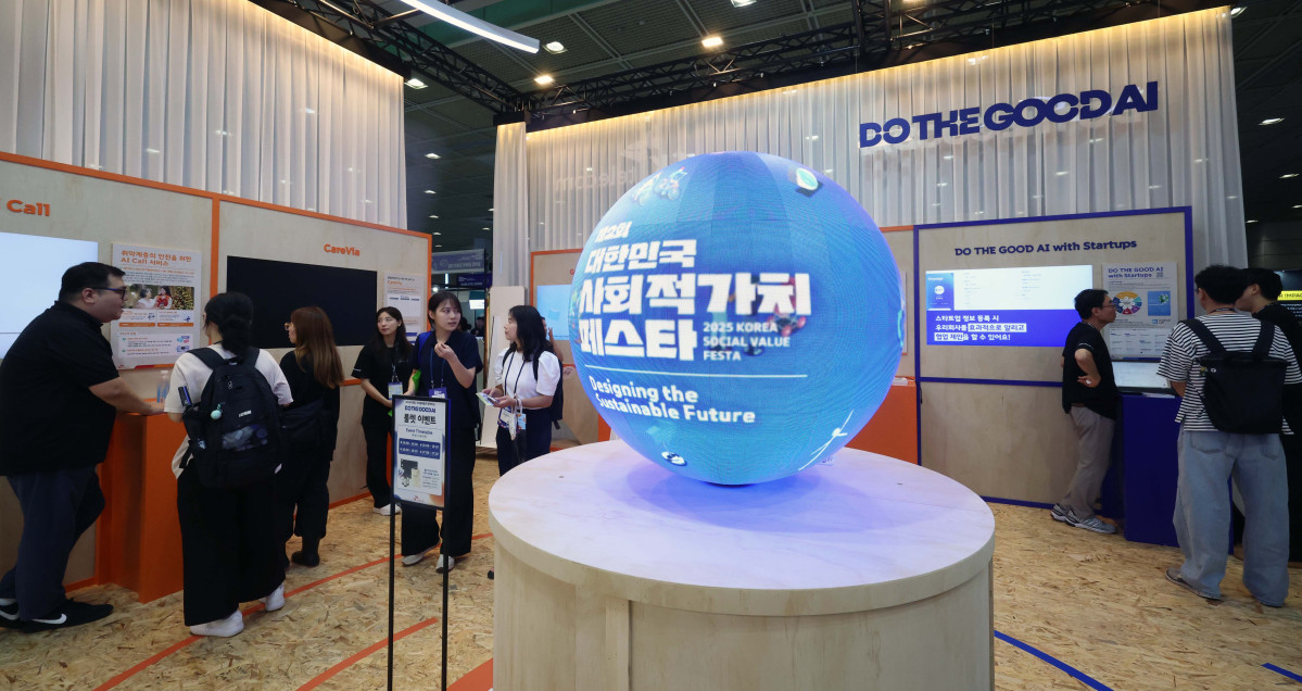 ▲25일 서울 강남구 코엑스에서 열린 ‘사회적 가치 페스타’에서 참관객들이 행사장을 둘러보고 있다. 신태현 기자 holjjak@