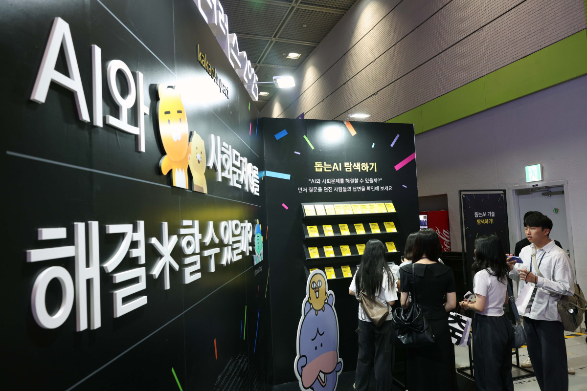 ▲25일 서울 강남구 코엑스에서 열린 ‘사회적 가치 페스타’에서 참관객들이 행사장을 둘러보고 있다. 신태현 기자 holjjak@