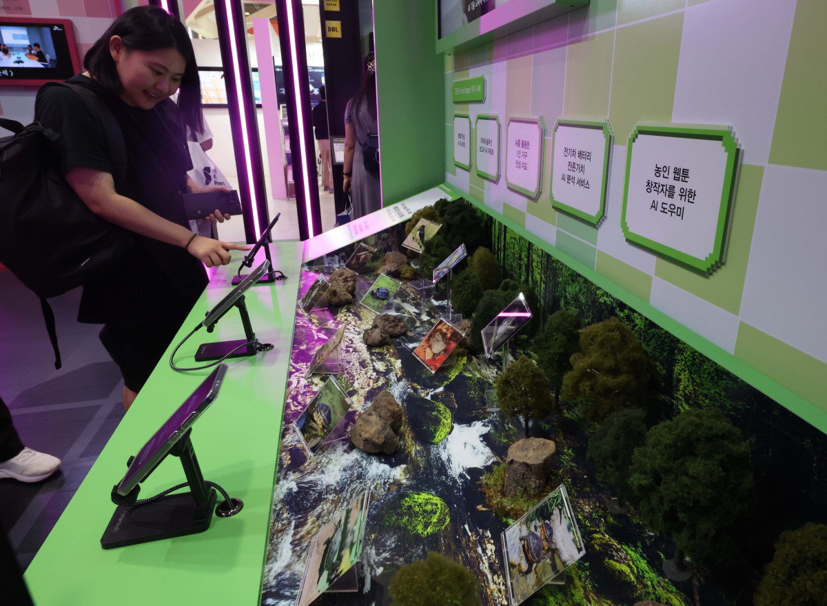 ▲25일 서울 강남구 코엑스에서 열린 ‘사회적 가치 페스타’에서 참관객들이 행사장을 둘러보고 있다. 신태현 기자 holjjak@