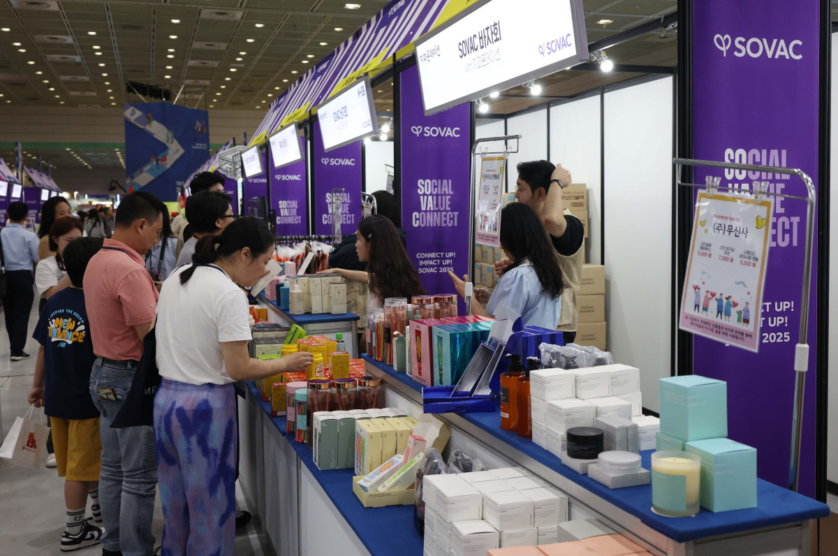 ▲25일 서울 강남구 코엑스에서 열린 ‘사회적 가치 페스타’에서 참관객들이 행사장을 둘러보고 있다. 신태현 기자 holjjak@