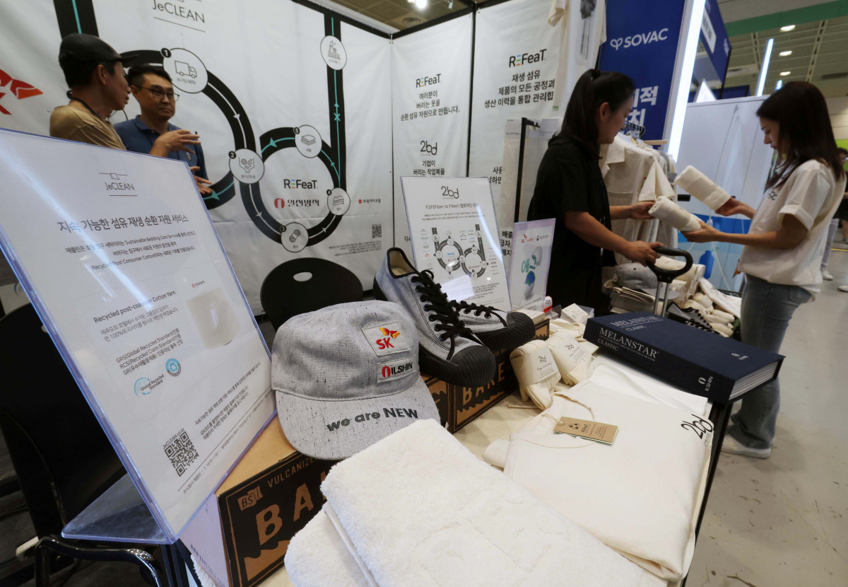 ▲25일 서울 강남구 코엑스에서 열린 ‘사회적 가치 페스타’에서 참관객들이 행사장을 둘러보고 있다. 신태현 기자 holjjak@