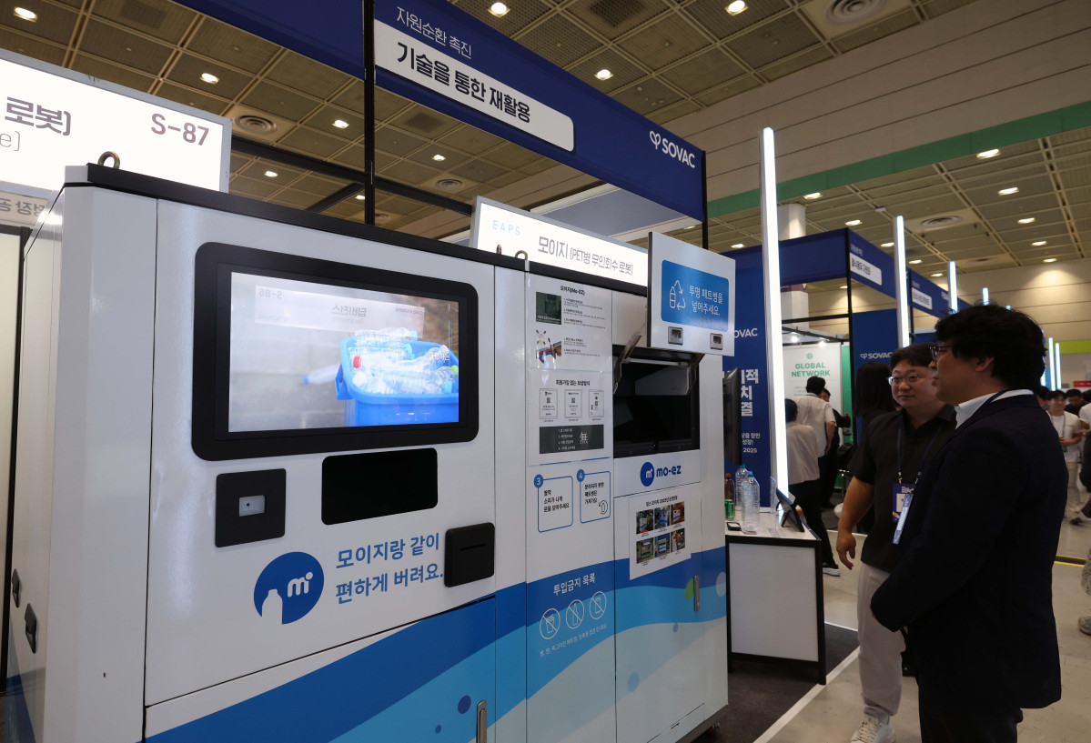 ▲25일 서울 강남구 코엑스에서 열린 ‘사회적 가치 페스타’에서 참관객들이 행사장을 둘러보고 있다. 신태현 기자 holjjak@