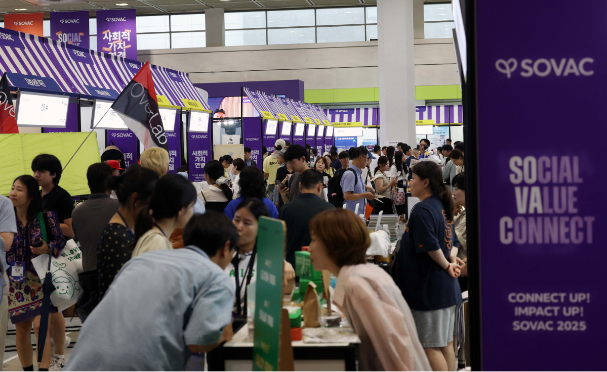 ▲25일 서울 강남구 코엑스에서 열린 ‘사회적 가치 페스타’에서 참관객들이 행사장을 둘러보고 있다. 신태현 기자 holjjak@