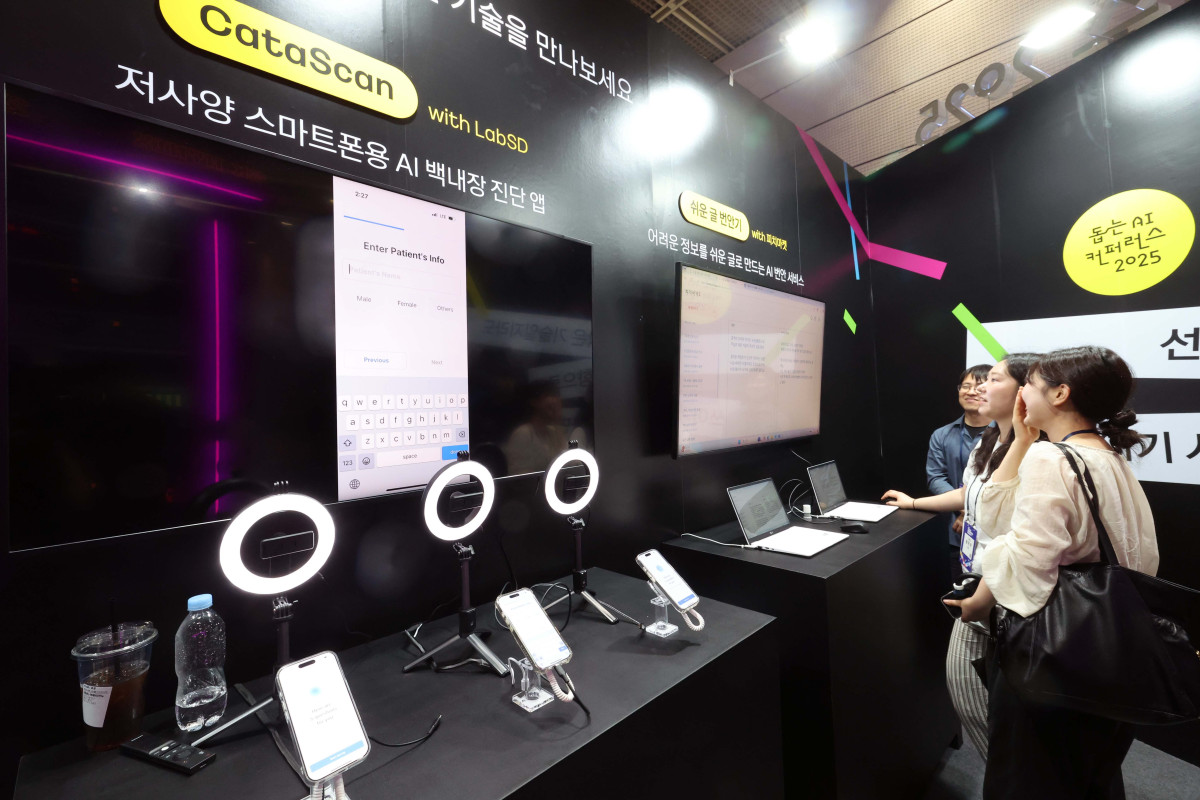 ▲25일 서울 강남구 코엑스에서 열린 ‘사회적 가치 페스타’에서 참관객들이 행사장을 둘러보고 있다. 신태현 기자 holjjak@