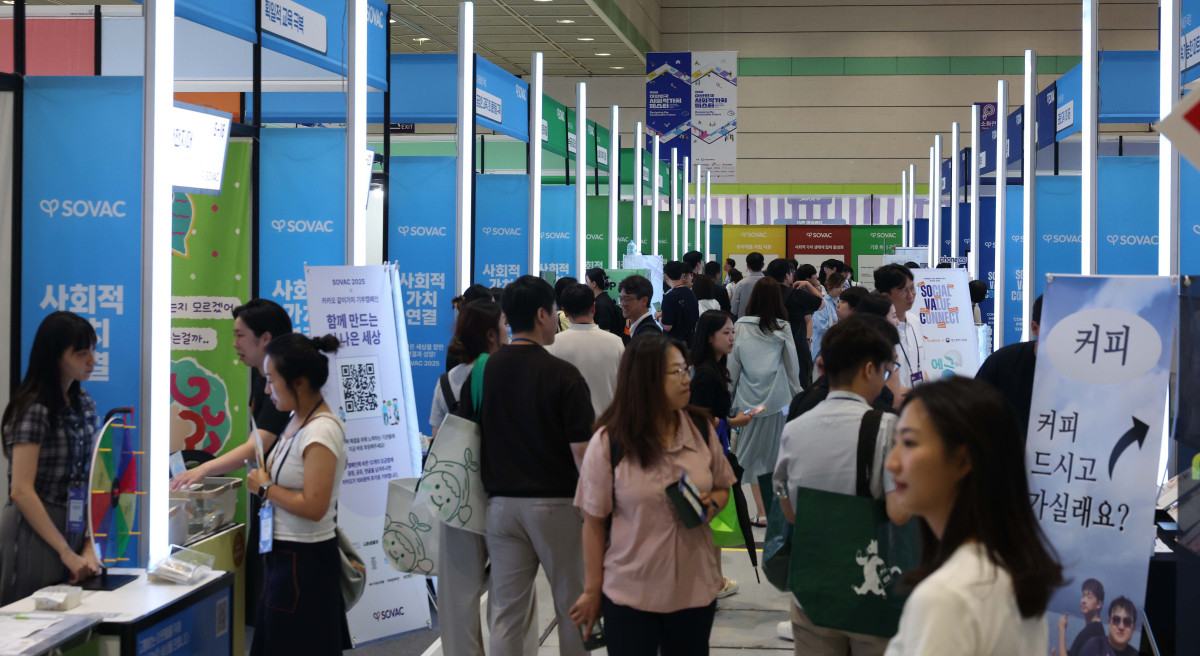 ▲25일 서울 강남구 코엑스에서 열린 ‘사회적 가치 페스타’에서 참관객들이 행사장을 둘러보고 있다. 신태현 기자 holjjak@