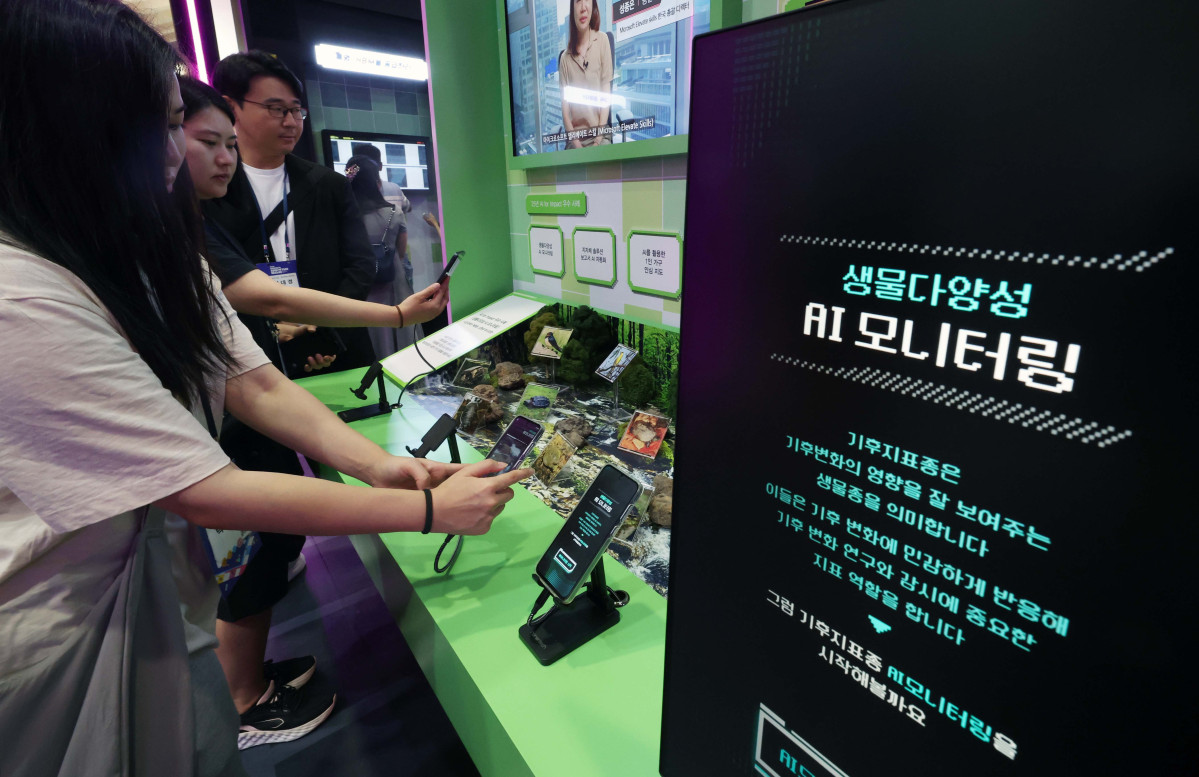 ▲25일 서울 강남구 코엑스에서 열린 ‘사회적 가치 페스타’에서 참관객들이 행사장을 둘러보고 있다. 신태현 기자 holjjak@