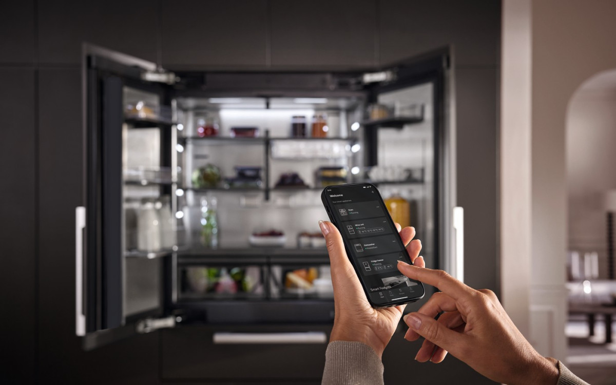 ▲ 푸드뷰 기능으로 냉장고 내부를 실시간 확인할 수 있는 밀레 프리미엄 냉장·냉동고 ‘마스터쿨 III 시리즈’ (자료제공=밀레)