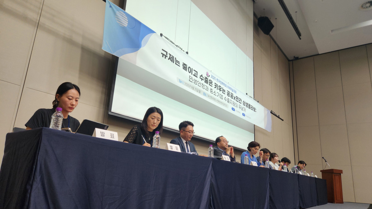 ▲25일 ‘한국정책학회 하계학술대회’에서 고려대 하윤희 교수(왼쪽 다섯 번째)의 진행으로 공공기관의 규제혁신과 중소기업 수출지원을 위한 전문가들의 토론이 이어졌다. (사진제공=한국남부발전)