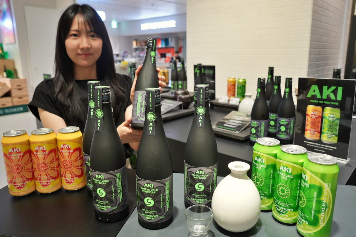 ▲유승연 상품기획자(MD)가서울시 송파구에 위치한 보틀벙커 잠실점에서 'AKI 준마이다이긴죠'와 행사 주류를 소개하고 있다.  (사진제공=롯데마트)