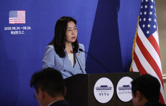 ▲강유정 대통령실 대변인이 25일(현지시간) 미국 워싱턴DC 한 호텔의 한국프레스센터에서 한미 정상회담 등 이재명 대통령 일정에 관해 브리핑하고 있다. (연합뉴스)