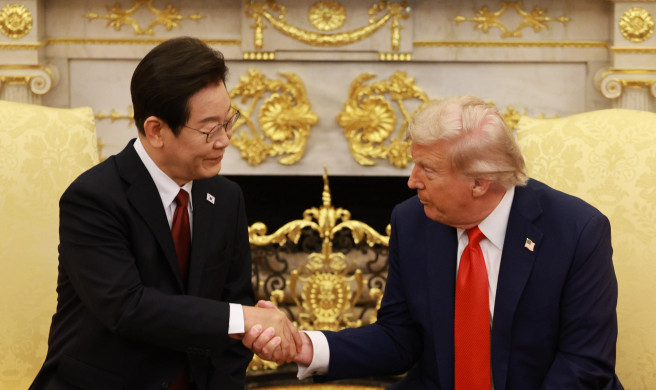 ▲이재명 대통령과 도널드 트럼프 미국 대통령이 지난달 25일(현지시간) 워싱턴 D.C. 백악관에서 정상회담을 하며 악수하고 있다.  (연합뉴스)