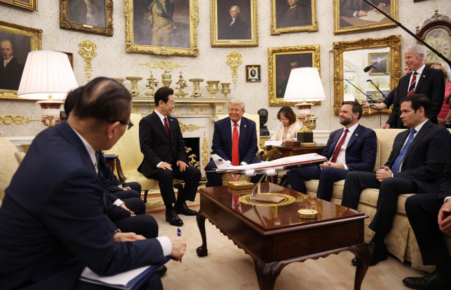 ▲이재명 대통령과 도널드 트럼프 미국 대통령이 25일(현지시간) 미국 워싱턴DC 백악관에서 정상회담을 하고 있다.  (연합뉴스)