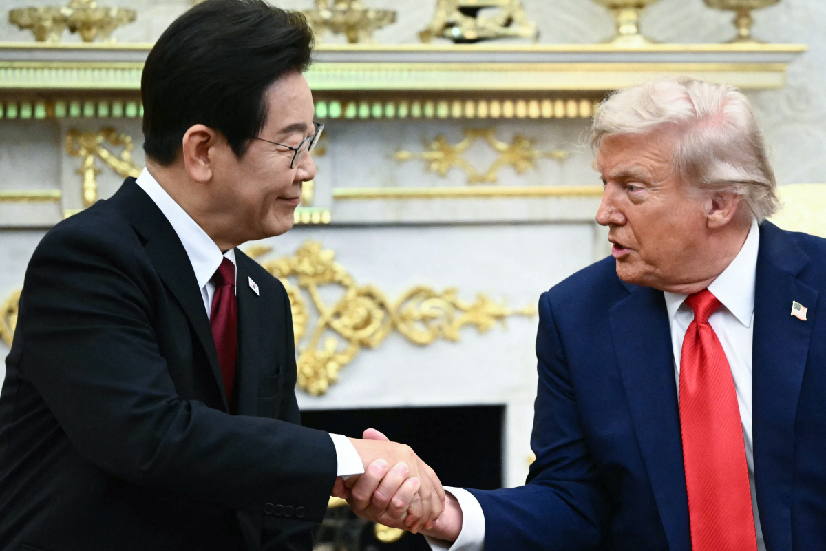 ▲이재명 대통령과 도널드 트럼프 미국 대통령이 25일(현지시간) 백악관에서 악수하고 있다. 워싱턴D.C./AFP연합뉴스