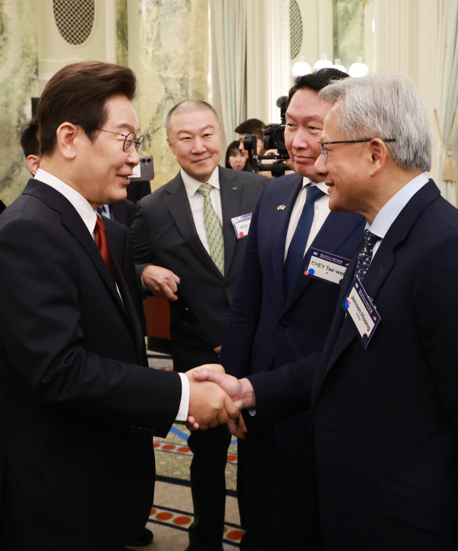 ▲이재명 대통령이 25일(현지시간) 미국 워싱턴DC 윌라드 인터콘티넨탈 호텔에서 열린 한미 비즈니스 라운드 테이블 리셉션에 참석해 젠슨 황 엔비디아 최고경영자(CEO)와 악수하고 있다.  (연합뉴스)
