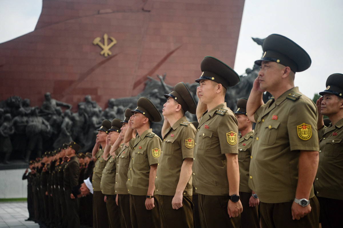 ▲북한군이 15일 민족해방기념일 80주년을 맞아 김일성·김정일 동상 앞에서 경례하고 있다. 평양/AFP연합뉴스