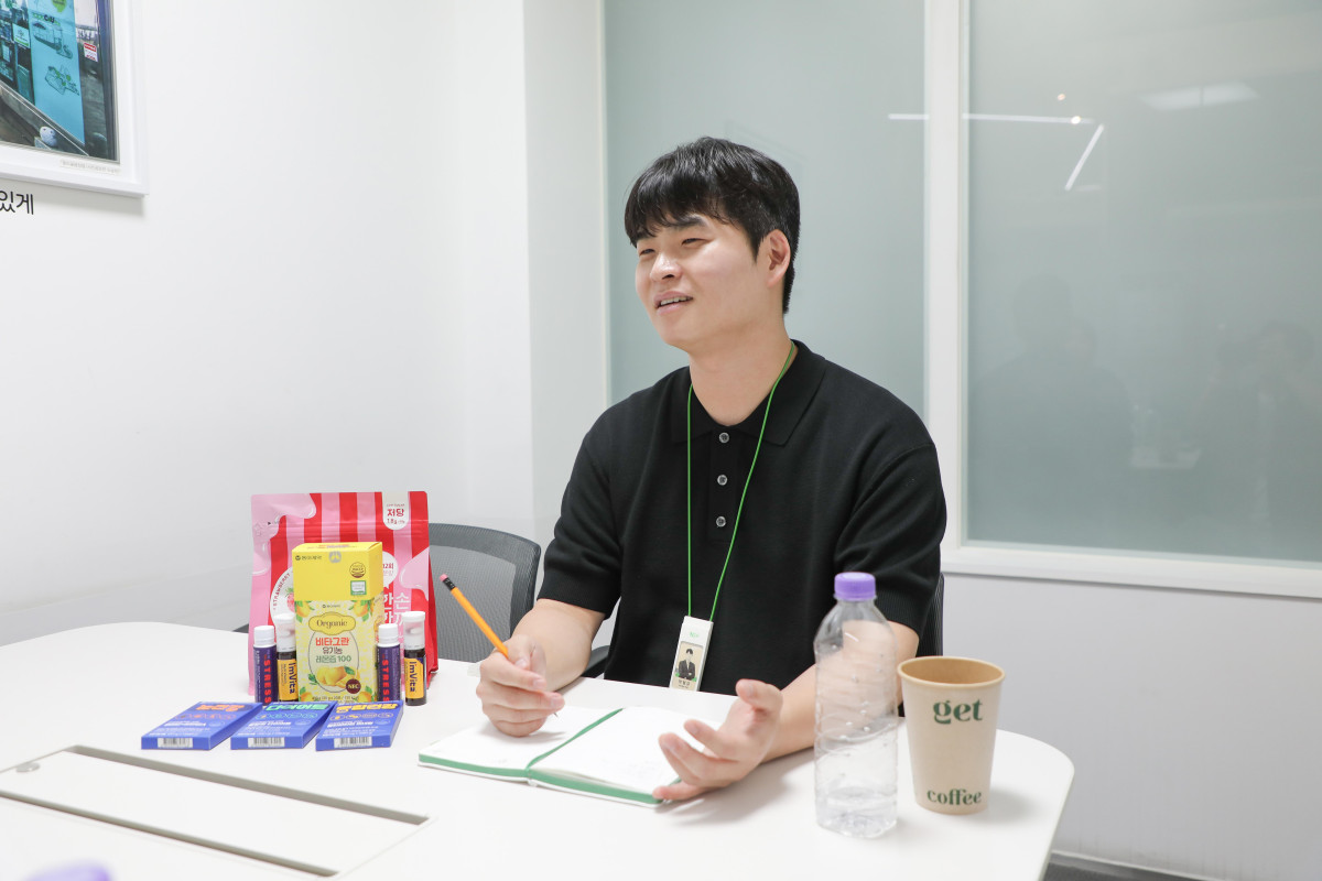 ▲박형규 BGF리테일 가공식품팀 상품기획자(MD)가 이투데이와 인터뷰를 하며 건강기능식품에 대해 설명하고 있다. (사진제공=BGF리테일)