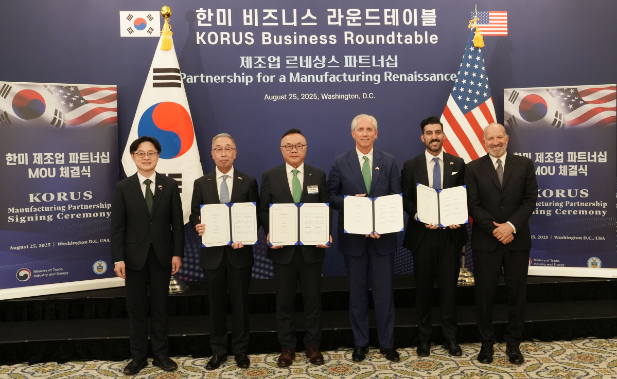 ▲25일(현지시각) 미국 워싱턴 D.C.에서 ‘한미 비즈니스 라운드 테이블’ 직후 진행된 SMR 사업협력을 위한 양해각서(MOU) 체결식에서 참석자들이 기념촬영을 하고 있다. 왼쪽부터 김정관 산업통상자원부 장관, 박지원 두산에너빌리티 회장, 황주호 한수원 사장, 클레이 셀(Clay Sell) 엑스-에너지 CEO, 섀넌 켈로그(Shannon Kellogg) AWS 부사장, 하워드 러트닉(Howard Lutnick) 미국 상무부 장관. (두산에너빌리티)