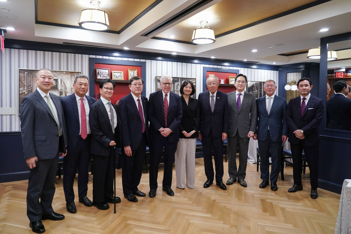 ▲류진 한경협 회장, 루벤스타인 칼라일 그룹 회장을 비롯한 경제사절단이 25일(미국 현지시간) 워싱턴 D.C. 윌러드 호텔에서 열리는 '한미 비즈니스 라운드테이블: 제조업 르네상스 파트너십'에 앞서 기념촬영을 하고 있다. 사진 왼쪽부터 구자은 LS 회장, 김상현 롯데 부회장, 이재현 CJ회장, 허태수 GS 회장, 루벤스타인 칼라일그룹 회장, 최수연 네이버 대표, 류진 한경협 회장, 이재용 삼성전자 회장, 정의선 현대차 회장, 최윤범 고려아연 회장 (사진제공=한국경제인협회)