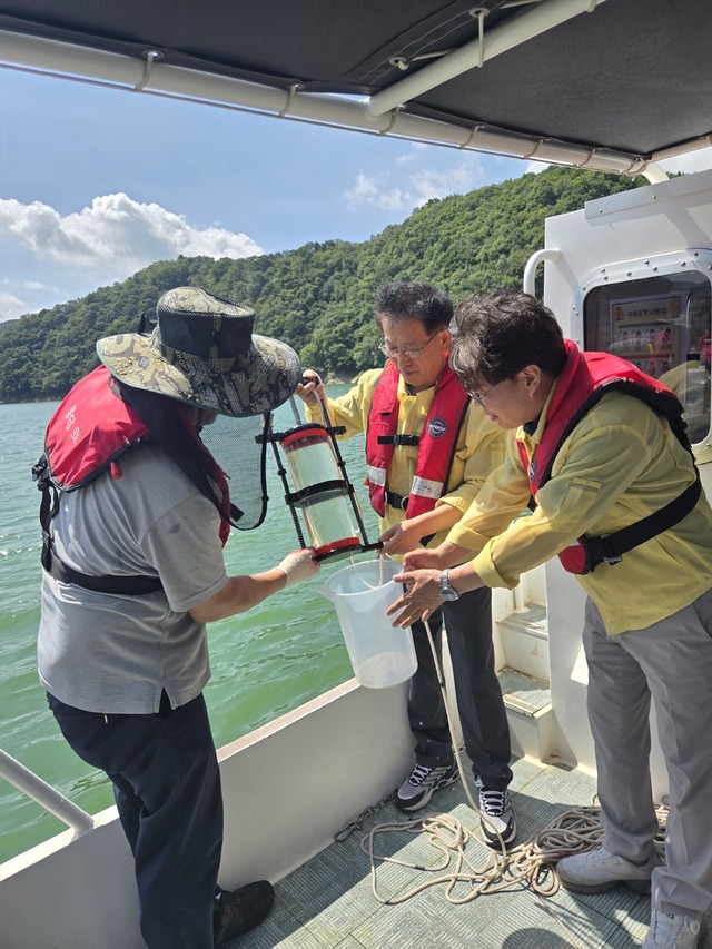 ▲전북도 등 관계자들이 25일 진안 용담호에서 시료를 채취하고 있다. (사진제공=전북도)