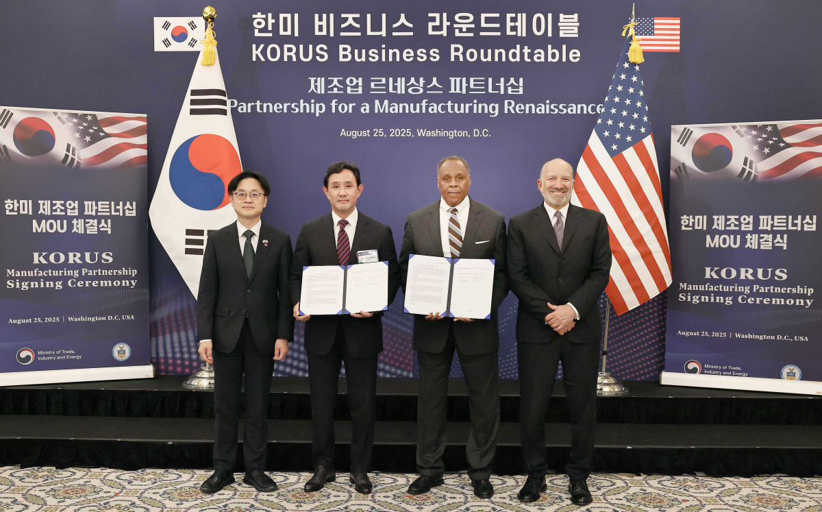 ▲고려아연과 록히드마틴이 미국 현지시간으로 25일 게르마늄 공급·구매와 핵심광물 공급망 협력을 위한 양해각서(MOU)를 체결했다. (왼쪽부터)김정관 산업통상자원부 장관, 최윤범 고려아연 회장, 마이클 윌리엄슨 록히드마틴 인터내셔널 사장, 하워드 러트닉 미국 상무부 장관.
(고려아연)