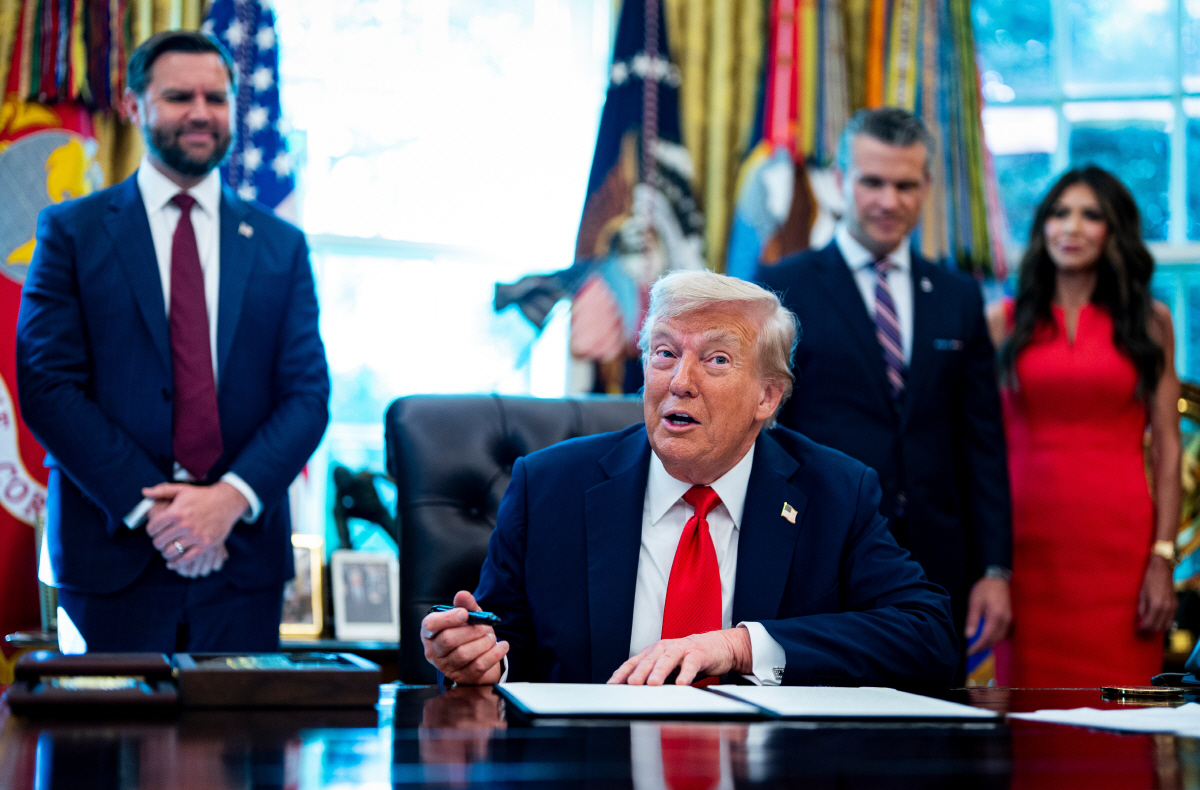 ▲25일(현지시간) 도널드 트럼프 미국 대통령이 행정명령에 서명하고 있다. (워싱턴D.C./EPA연합뉴스)