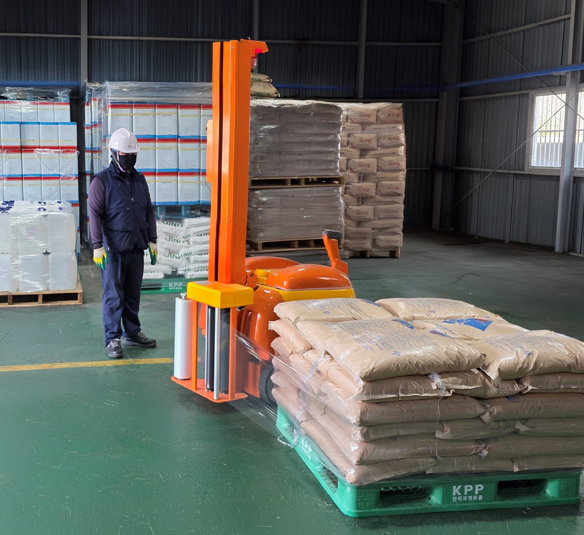 ▲LG화학이 지원한 이동식 랩핑기로 (주)부승화학 직원이 제품을 포장하고 있다. (사진= LG화학)