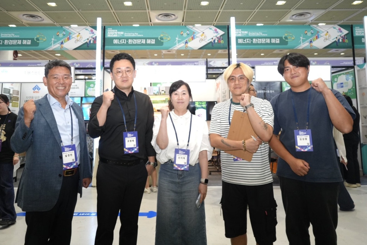 ▲S-OIL이 팝업스토어 개최를 지원한 사회적 기업 5개사 대표들이 기념촬영을 하고 있다. (에쓰오일)