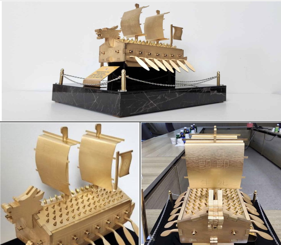 ▲이재명 대통령이 25일(현지시간) 미국 워싱턴 백악관에서 열린 한미정상회담을 맞아 도널드 트럼프 대통령에게 특수제작한 금속 거북선을 선물했다. (대통령실 제공)