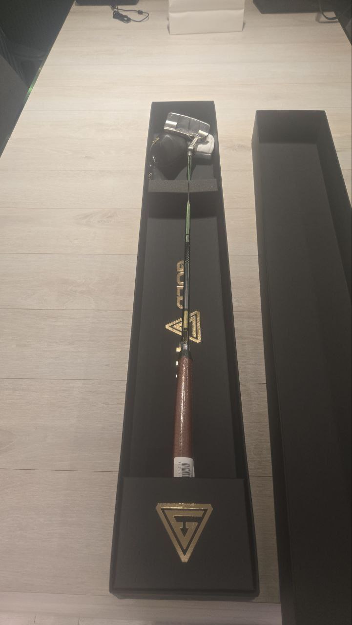 ▲이재명 대통령이 25일(현지시간) 미국 워싱턴 백악관에서 열린 한미정상회담을 맞아 도널드 트럼프 대통령에게 특수제작한 골프채를 선물했다.  (대통령실 제공)