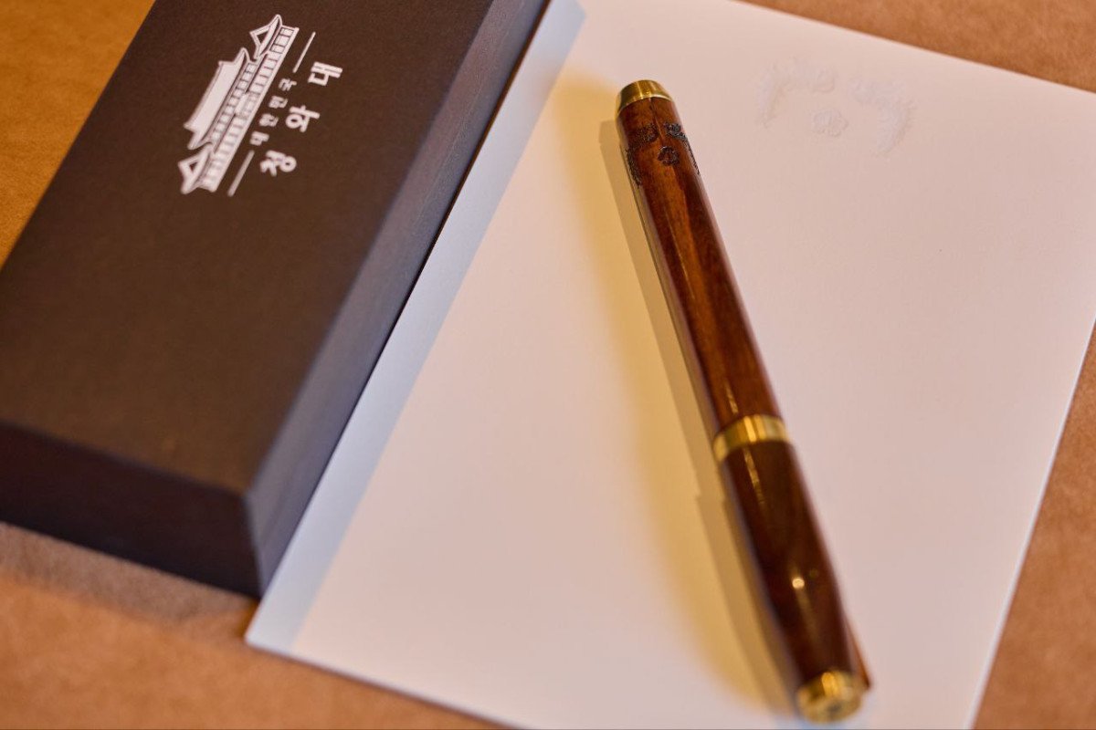 ▲이재명 대통령이 25일(현지시간) 미국 워싱턴 백악관에서 열린 한미정상회담을 맞아 도널드 트럼프 대통령에게 서명용 펜을 선물했다.  (대통령실 제공)