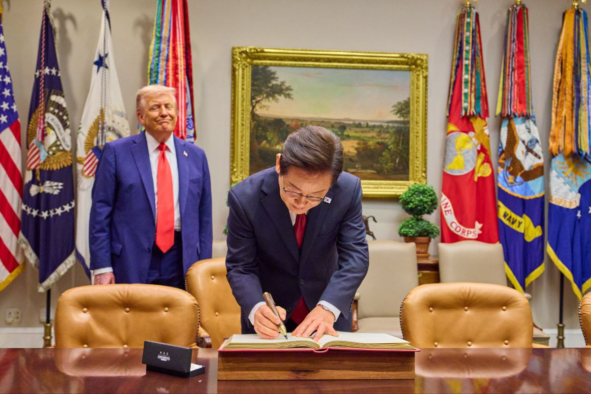 ▲이재명 대통령이 25일(현지 시간) 미국 워싱턴DC 백악관에서 방명록을 작성하고 있다.  (대통령실 제공)