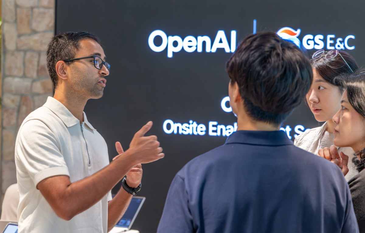 ▲서울 종로구 GS건설 본사에 21일 오픈AI 담당자들이 방문해 직원들과 프로그램 관련 질의응답을 진행하고 있다. (사진제공=GS건설)