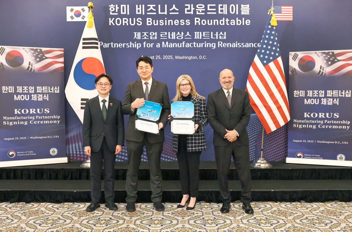 ▲대한항공이 25일 워싱턴 현지에서 보잉 차세대 고효율 항공기 103대 구매를 위한 양해각서를 체결하고 19대 분량의 예비 엔진 구매 및 엔진 정비 서비스 계약도 추진한다. (왼쪽부터) 김정관 산업통상자원부장관, 조원태 한진그룹 회장, 스테파니 포프(Stephanie Pope) 보잉 상용기 부문 사장 겸 최고 경영자, 하워드 러트닉(Howard Lutnick) 미국 상무부 장관이 기념 촬영을 하는 모습. (사진=대한항공)