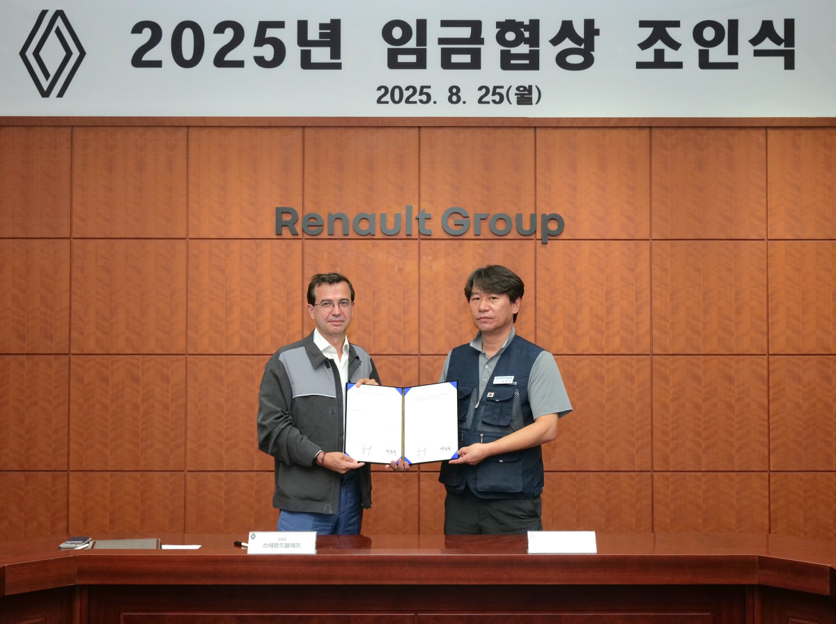 ▲르노코리아 스테판 드블레즈 사장(왼쪽)과 박종규 노동조합 위원장이 25일 부산공장에서 열린 2025년 임금협상 조인식에서 합의안에 서명 후 기념 촬영을 하고 있다. (사진=르노코리아)