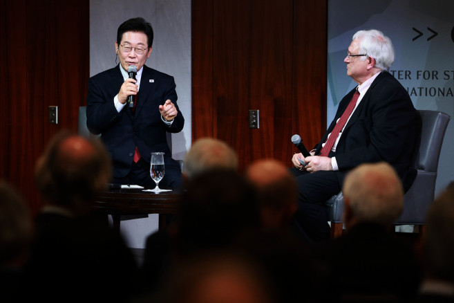 ▲이재명 대통령이 25일(현지시간) 미국 워싱턴DC 국제전략문제연구소(CSIS)에서 정책 연설 뒤 존 햄리 CSIS 소장의 질문에 답하고 있다.  (연합뉴스)