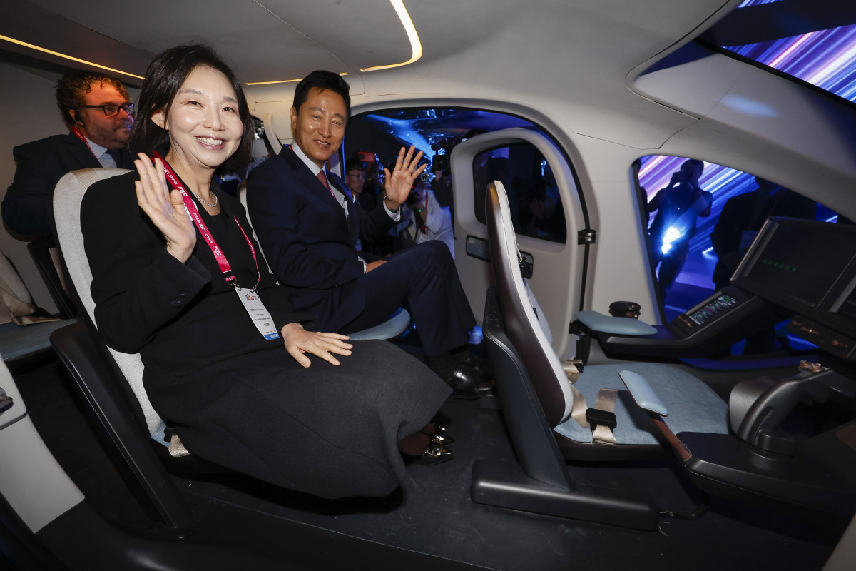 ▲지난해 10월 10일 서울 강남구 코엑스에서 열린 '스마트라이프위크(SLW)' 개막식에서 오세훈 서울시장과 최호정 서울시의회 의장이 SK텔레콤의 도심항공교통(UAM)을 시승하고 있다. (뉴시스)