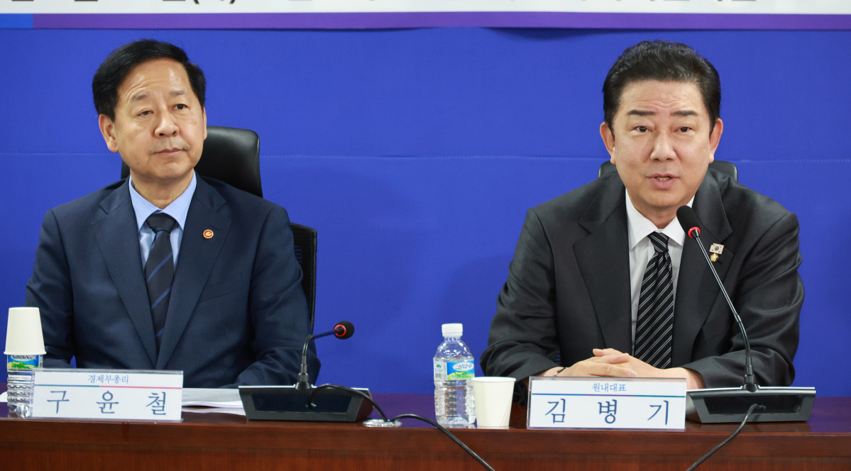 ▲김병기 더불어민주당 원내대표가 26일 오전 서울 여의도 국회 의원회관에서 열린 '더불어민주당 2026년 예산안 당정협의'에서 발언을 하고 있다. 왼쪽은 구윤철 경제부총리 겸 기획재정부 장관. 2025.08.26.  (뉴시스)