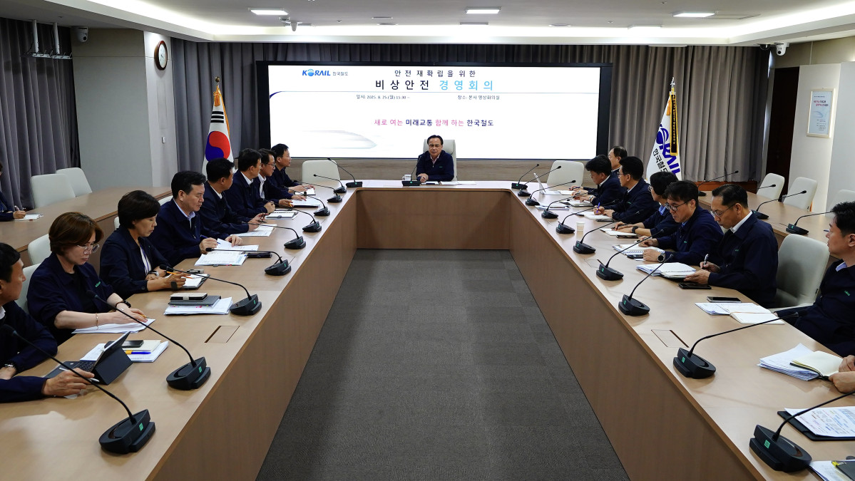 ▲정정래 코레일 사장직무대행(사진 가운데)이 25일 대전사옥에서 철도 안전 재확립을 위한 비상안전경영회의를 주재하고 있다. (사진제공=한국철도공사)
