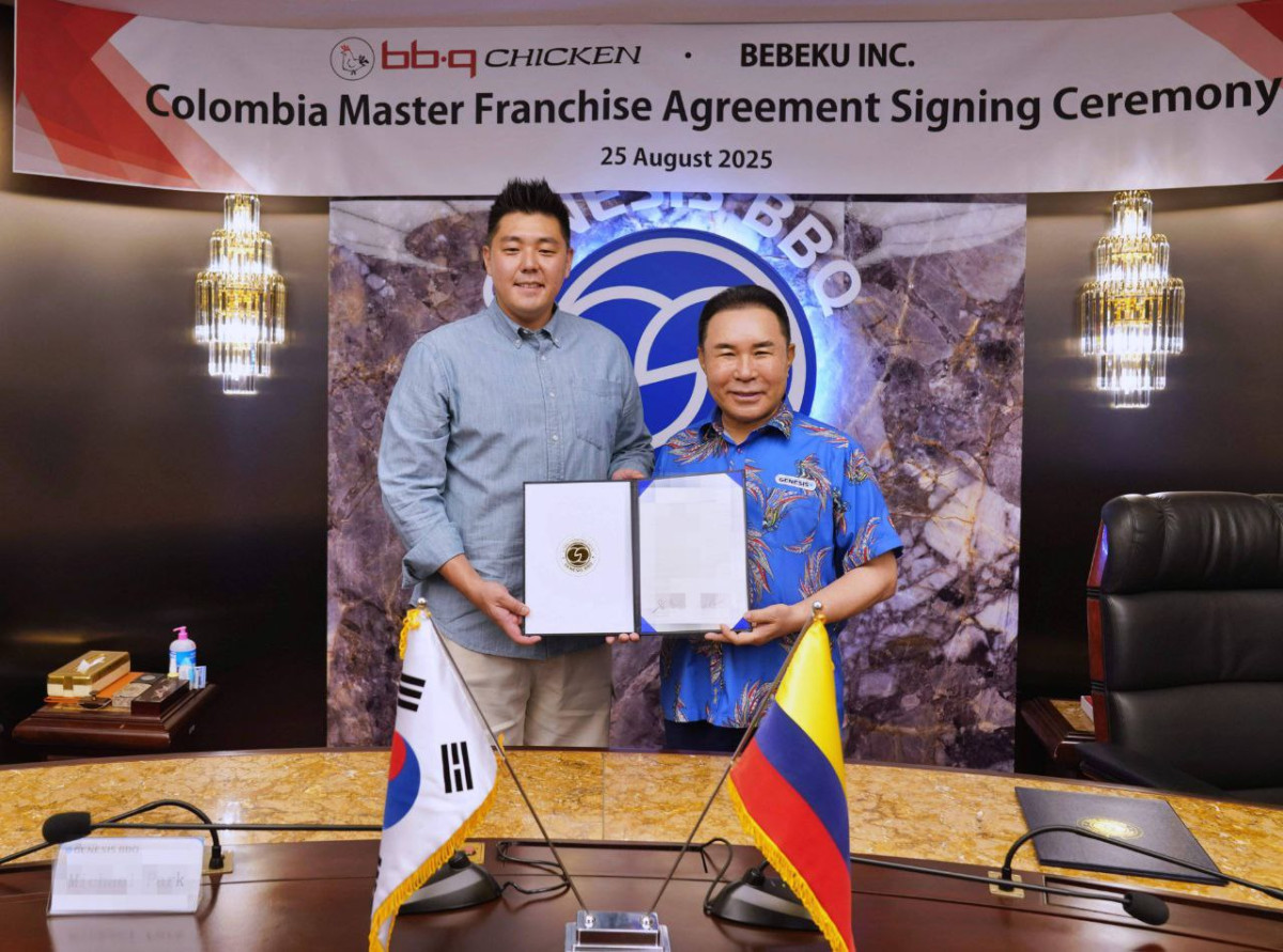 ▲24일 제너시스BBQ 그룹은 본사에서 진행된 마스터 프랜차이즈 계약식에서 윤홍근(오른쪽) 제너시스BBQ그룹 회장과 마이클 박(Micheal Park) 베베쿠사 대표이사가 기념촬영을 하고 있다. (사진제공=제너시스BBQ그룹)