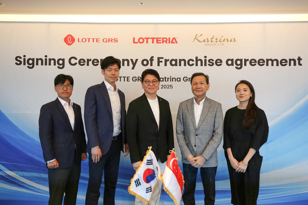 ▲25일 롯데월드타워에서 진행된 마스터 프랜차이즈 계약식에서 이권형(왼쪽부터) 롯데GRS 글로벌사업부문 상무, 신유열 롯데지주 미래성장실장(부사장), 차우철 롯데GRS 대표이사와 알란 고 카트리나그룹 대표, 크리스탈 고 카트리나그룹 이사가 기념 촬영을 하고 있다.  (사진제공=롯데GRS)