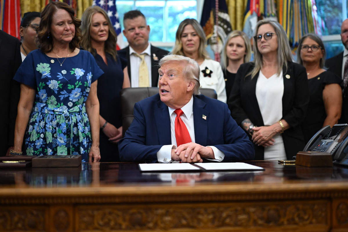 ▲도널드 트럼프 미국 대통령이 25일(현지시간) 애비 게이트 테러 4주기를 기리는 포고문 서명식을 열고 있다. 워싱턴D.C./AFP연합뉴스